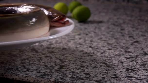 Placa blanca con una anguila fresca se coloca en la mesa de piedra gris — Vídeos de Stock