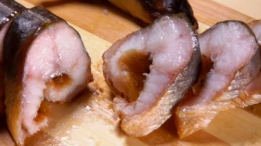 Lezzetli füme yılan balığı parçaları ahşap bir tahtanın üzerinde duruyor. 