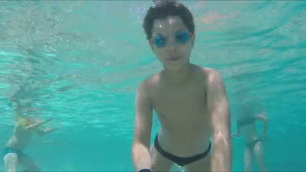 Ragazzo dai capelli neri in maschera da nuoto è immersioni e nuoto subacqueo — Video Stock