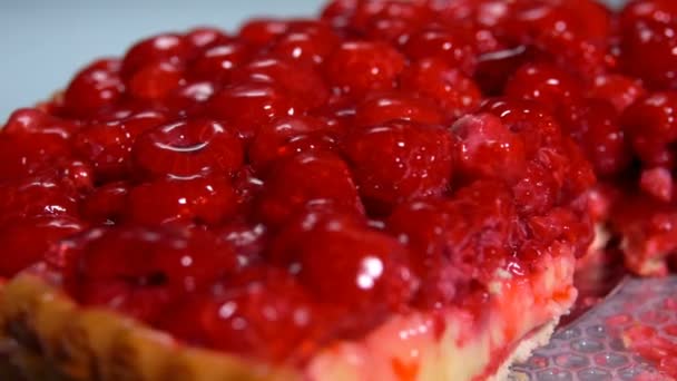 Primer plano de un trozo de pastel de frambuesa fresca tomada de la placa — Vídeo de stock