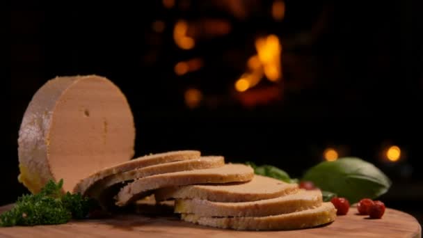 Panorama de foie gras tranché sur une planche de bois avec du persil — Video