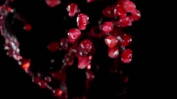 Ripe pomegranate grains are bouncing with splashes of red juice — Stock Video