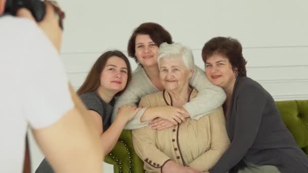 El fotógrafo está tomando fotos de una mujer de pelo blanco con sus nietas — Vídeo de stock