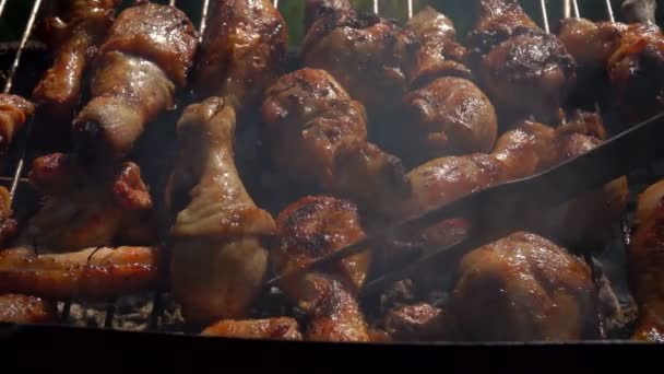 Close-up of mouth-watering chicken legs roasted on a grill — Stock Video