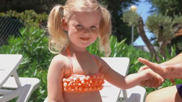 Ruční šmouhy slunce ochranný krém na rukou a ramenou malé holčičky — Stock video