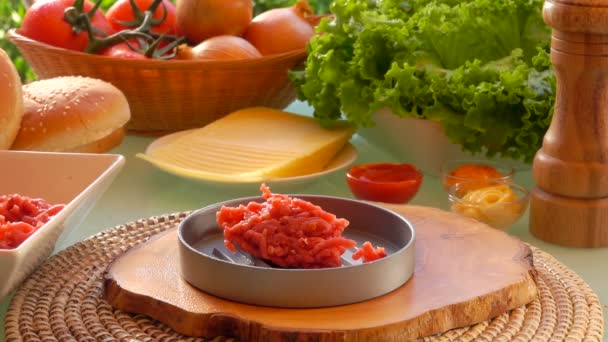 Cuillère met de la viande hachée dans la forme de pressage pour faire une escalope — Video