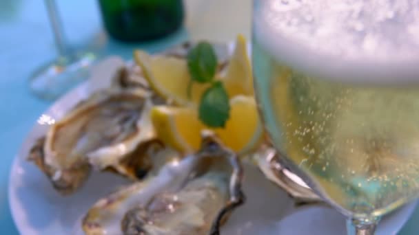 Close-up van glas vol sprankelende champagne met verse open heerlijke oesters — Stockvideo