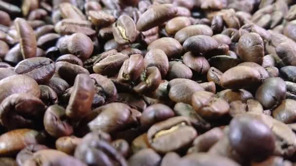 Primo piano di chicchi di caffè tostati stanno cadendo e girando al rallentatore — Video Stock