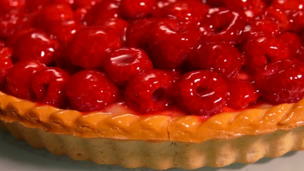 Mouvement de la caméra sur le côté de délicieuse tarte aux framboises fraîches — Video