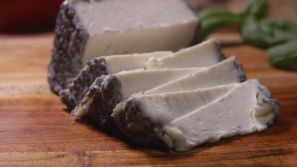 Primer plano de queso de cabra blando con molde gris cortado en trozos triangulares — Vídeos de Stock