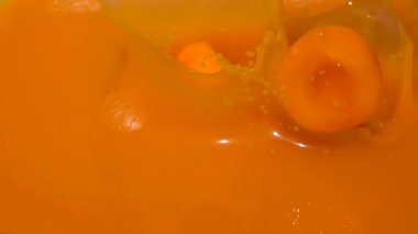 Olgun, lezzetli kayısılar sulara karışıyor.