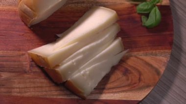 Yarı sert koyun peyniri parçalarını çatalla kapatıyoruz.