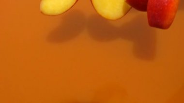 Şeftali suyuna dökülen olgun şeftali dilimlerine yakın.