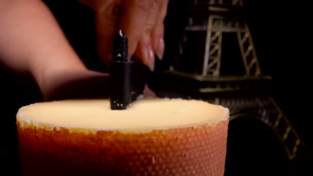 Жирольский скребок для сыра режет стружку с верхушки твердого сыра пармезан — стоковое видео