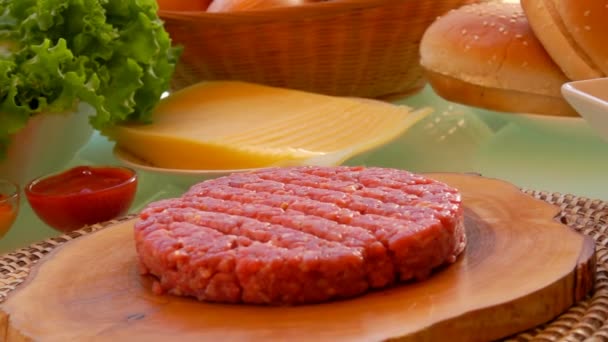 Panorama mięsa mielonego wciśniętego w surowy kotlet na drewnianej desce — Wideo stockowe