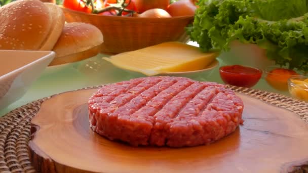 Panorama de rotonda de carne picada prensada en una chuleta — Vídeo de stock