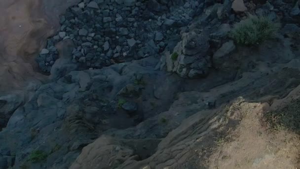 Воздушная панорама от скалистых скал до чистой морской воды — стоковое видео