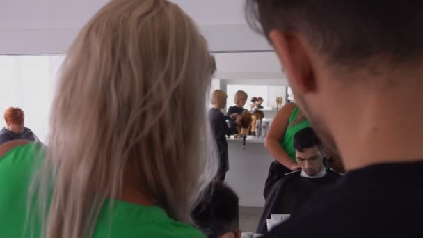 Frau trainiert für einen maschinellen Haarschnitt — Stockvideo