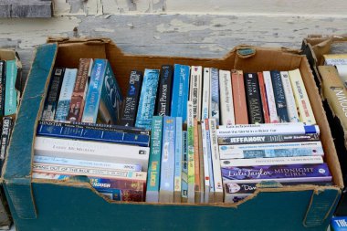 Satılık eski kitaplar 