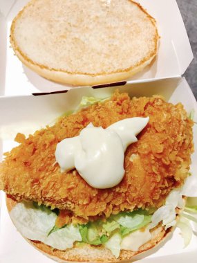 Cardiff, İngiltere - 18 Şubat 2017: Tavuk Zinger burger marul ve ekstra mayonez Kfc, Cardiff, Galler, İngiltere'de bir karton kutu içinde görev yaptı