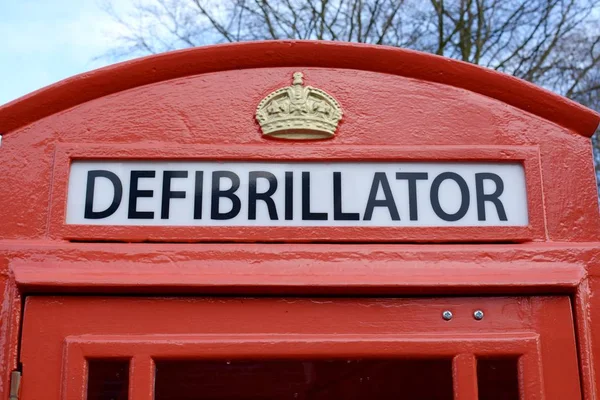 Defibrillator i en telefon-låda — Stockfoto