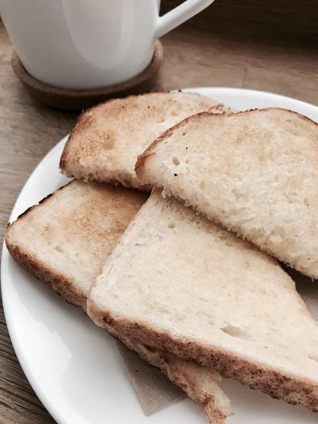 Snídaně s kávou a bílý toast — Stock fotografie