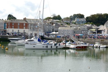 Padstow, İngiltere - 2 Eylül 2017: İnsanlar tatillerini ve zevk balıkçı limanı ve kasaba Padstow, Cornwall, İngiltere 