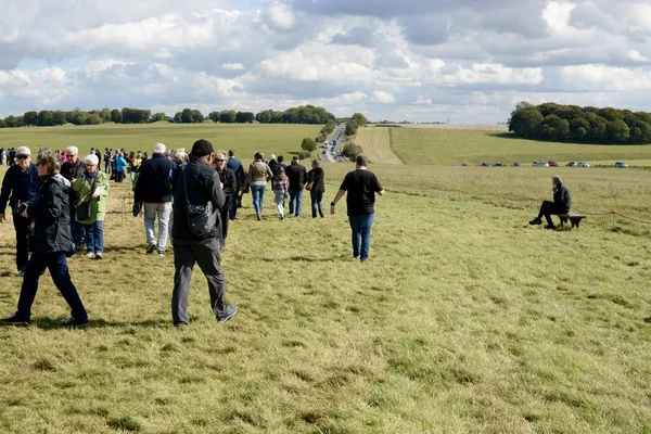 Stonehenge, İngiltere - 22 Eylül 2017: Stonehenge yoğun trafik ve A303 Stonehenge üzerinde uzun gecikmeler ile Amesbury, Wiltshire, İngiltere yürüme ziyaretçi