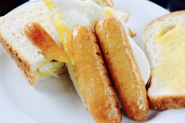 Klobásou Sázeným Vejcem Snídaně Sendvič Bílý Chléb Filtr — Stock fotografie
