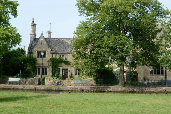 Bourton On Water, İngiltere - 21 Haziran 2017: Taş evde Bourton güzel köy su, Gloucestershire, İngiltere 