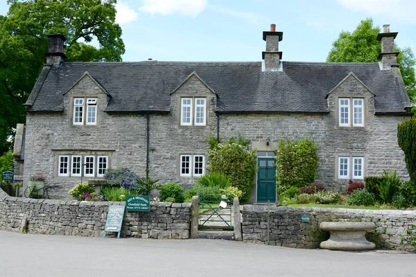 Tissington, İngiltere - 3 Haziran 2017: Bir taş evi ve çiftlik evde güzel köy Tissington, Derbyshire, İngiltere 