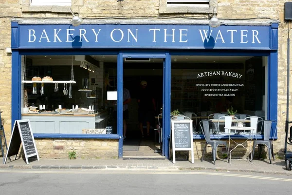 Bourton Water Storbritannien Juni 2017 Utanför Den Gamla Bröd Butiken — Stockfoto