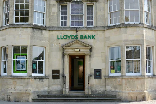 Bourton Water Storbritannien Juni 2017 Utanför Lloyds Bank Huvudgatan Bourton — Stockfoto