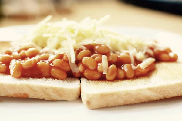 Pečené Fazole Bílém Toastu Sypané Strouhaným Čedarem Použit Filtr — Stock fotografie