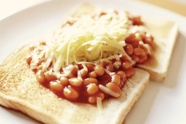 Pečené Fazole Bílém Toastu Sypané Strouhaným Čedarem Použit Filtr — Stock fotografie