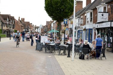 Stratford Upon Avon, İngiltere - 7 Temmuz 2017: Bir yoğun turistik cadde Stratford Upon Avon, Warwickshire, İngiltere, İngiltere'de 