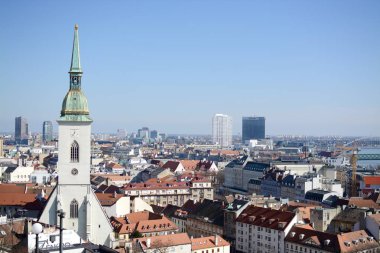 Bratislava, Slovakya - 8 Mart 2017: Görünüm Bratislava ve Katedrali St Martin Bratislava Castle, Bratislava, Slovakya