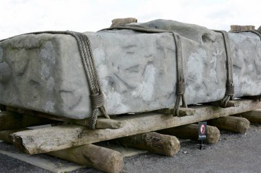 Stonehenge, İngiltere - 22 Eylül 2017: nasıl bir büyük sarsen taş stonehenge, Stonehenge, Wiltshire, İngiltere'de inşaat içinde taşınmış olabilir gösteren bir fotoğraf 