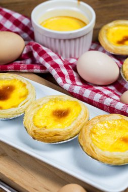 Ahşap arka plan üzerinde lezzetli taze pişmiş yumurta tart