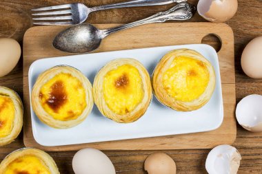 Ahşap arka plan üzerinde lezzetli taze pişmiş yumurta tart