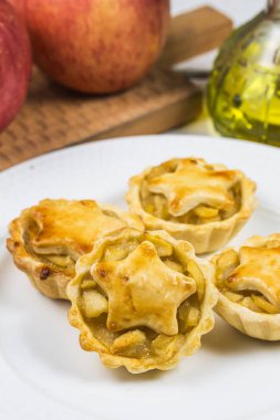 Masanın üzerine elmalı turta