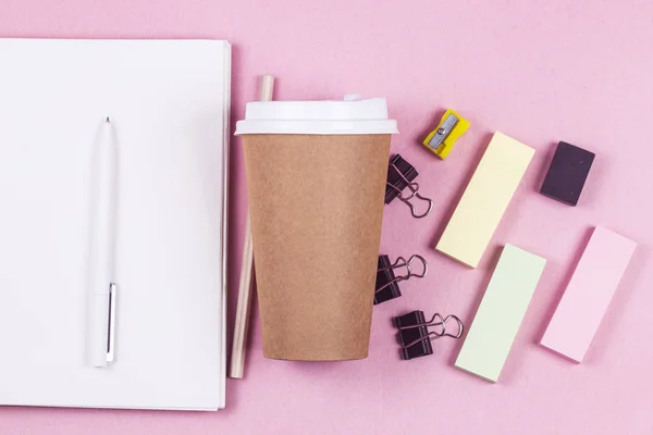 Conteúdo da bolsa de estudante. Teclado, caderno, artigos de papelaria, café — Fotografia de Stock