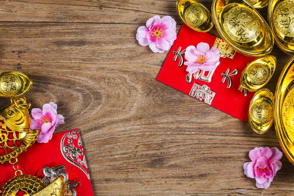 Decoraciones del festival de año nuevo chino, ang pow o paquete rojo y — Foto de Stock