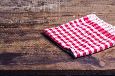 Tahta masada damalı beyaz ve kırmızı peçete 