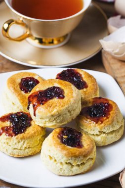 İngilizce krem ve çilek reçelli çörek