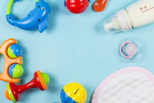 Cuidados do bebê, brinquedos de madeira, mamilos e pós de garrafa são separados — Fotografia de Stock