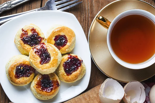 İngilizce krem ve çilek reçelli çörek — Stok fotoğraf