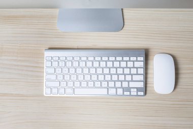 Tahta masadaki klavye ve bilgisayar faresi, üst görünüm 