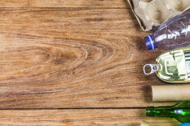 Çöp öğütücü ahşap masa üzerinde geri dönüşüm Eko simgesiyle atık