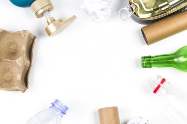 Çöp öğütücü ahşap masa üzerinde geri dönüşüm Eko simgesiyle atık